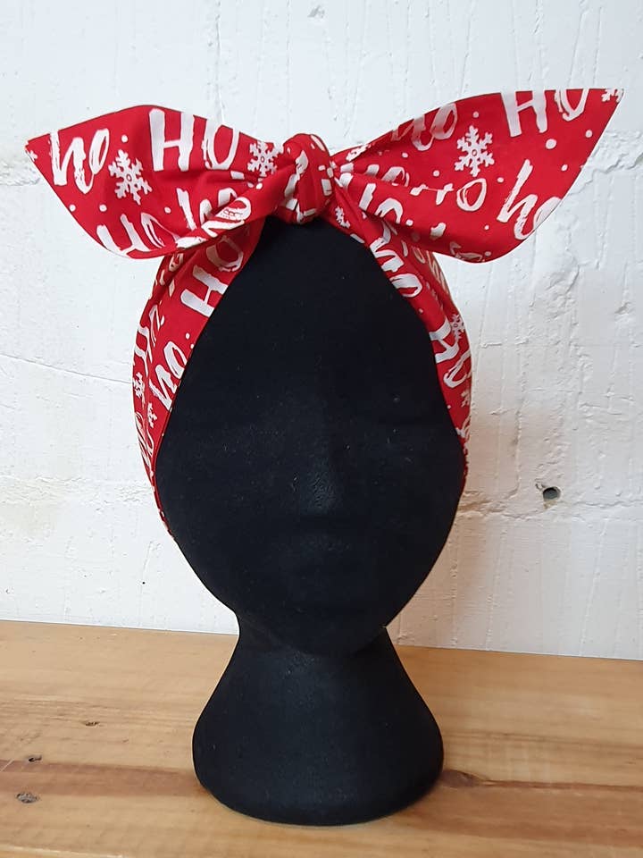 Foulard rouge Ho Ho Ho Père Noël pour la vente par Aye Aye