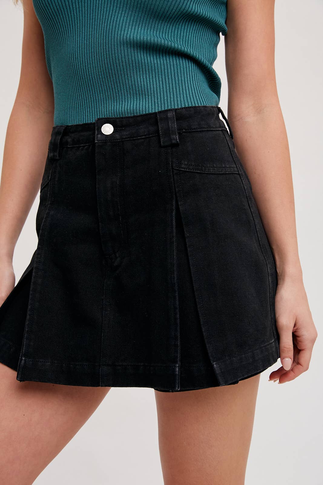 Bluivy - Venta al por mayor Falda pantalón - Mujer - PANTALONES CORTOS DE MEZCLILLA CON PLIEGUES EN LA PARTE DELANTERA2