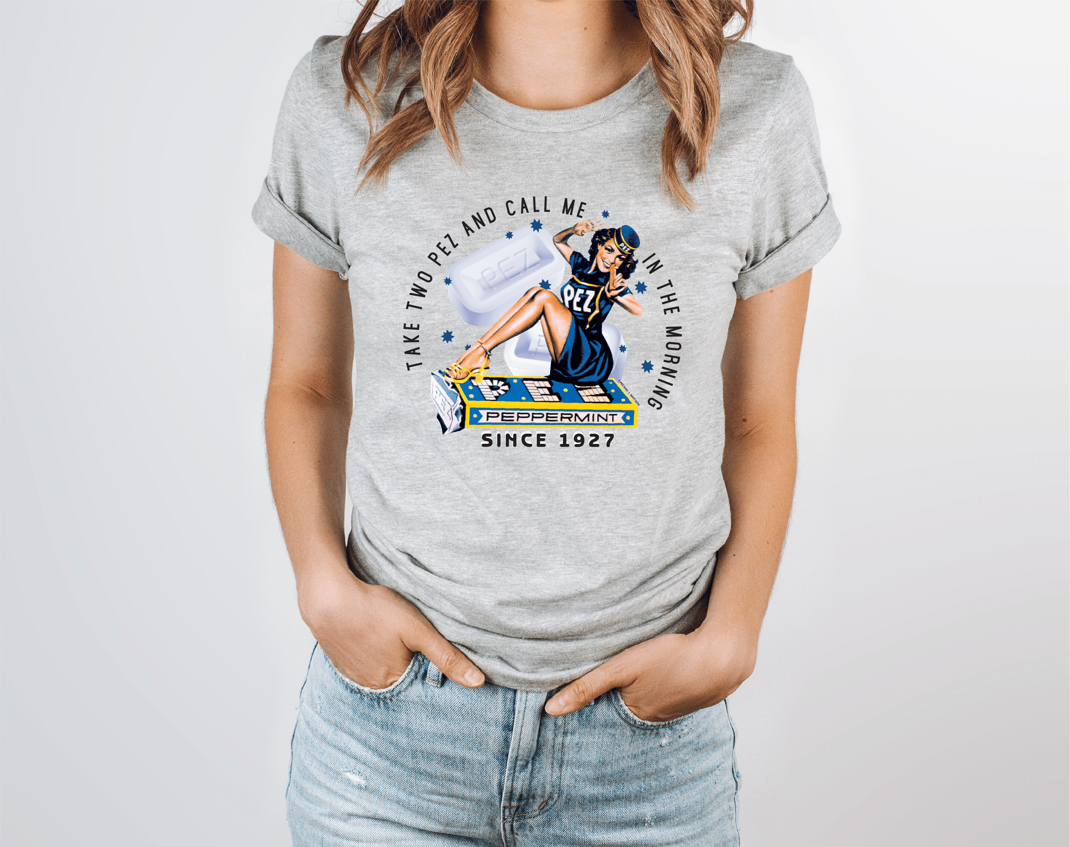 Gris Sport PEZ® Vintage Pin Up Girl | Prenez deux PEZ et appelez-moi le matin Tee en vente sur Faire3