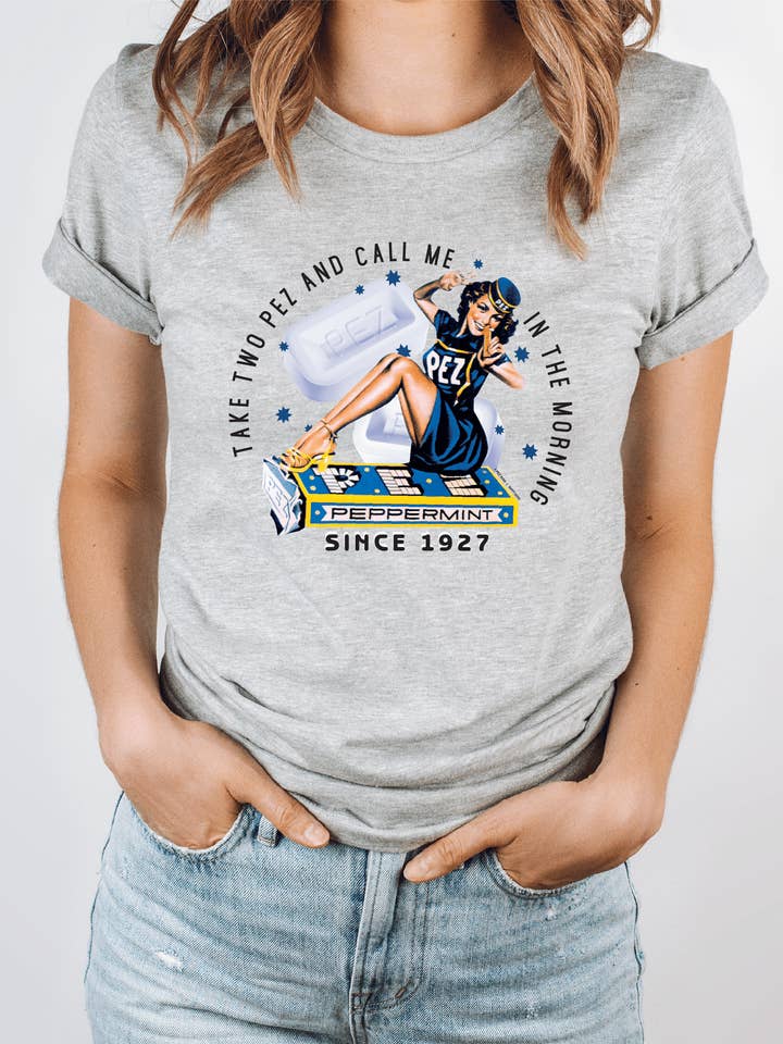 Gris Sport PEZ® Vintage Pin Up Girl | Prenez deux PEZ et appelez-moi le matin Tee en vente sur Faire3