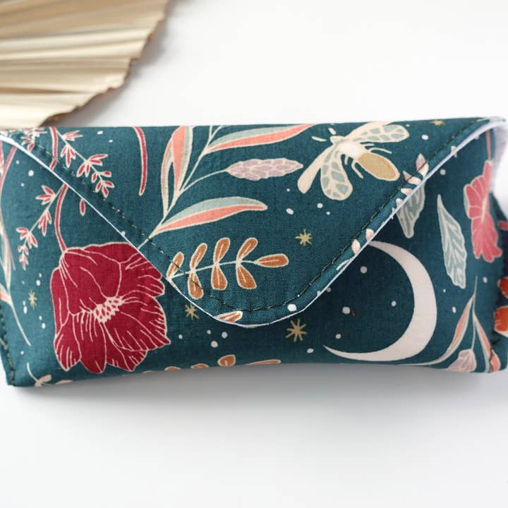 Étui à lunettes en tissu doux Champignon Lune Nuit Sauvage pour la vente par Ingrid Allen