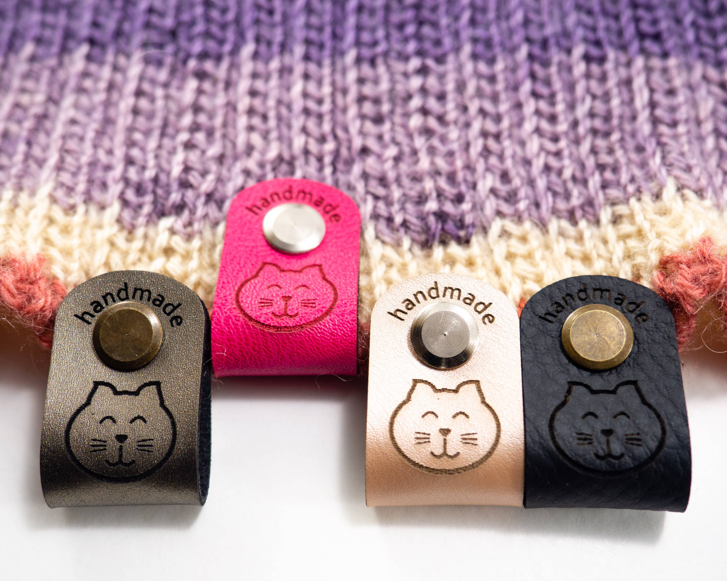 minimize custom tags – Etiqueta de presente por atacado – Etiquetas pequenas para gorros com rebites - 20 mm - D5 - couro sintético7