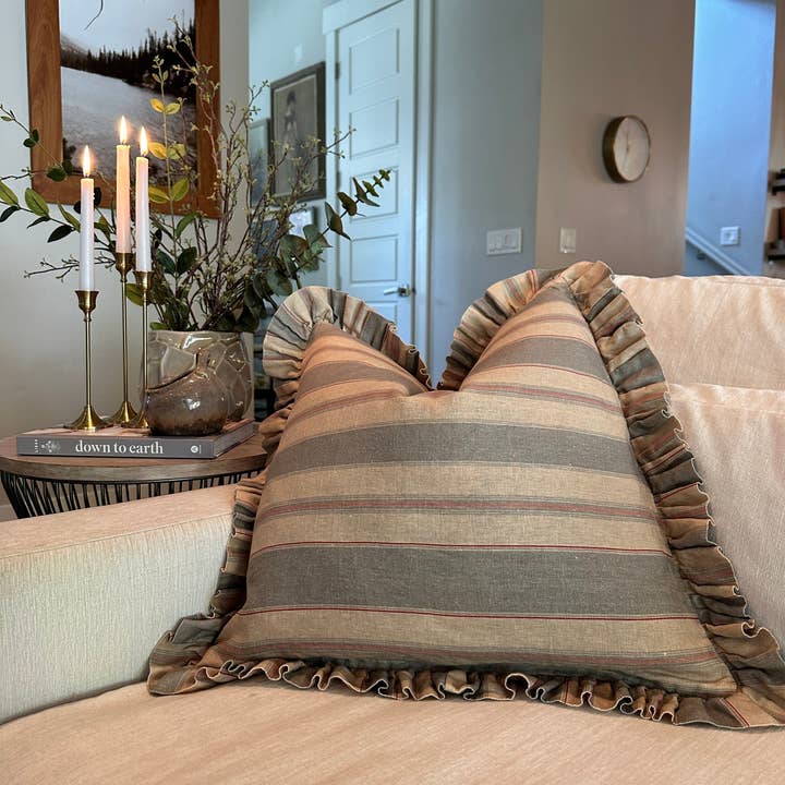 Olive- und Salbeigrün gestreifte Rüschenkissenhülle für den Großhandel von Rennah Collective