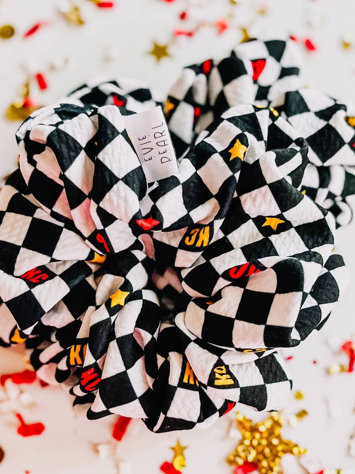 Svart KC Rutig Överdimensionerad Scrunchy för wholesale av Evie Pearl Handmade LLC