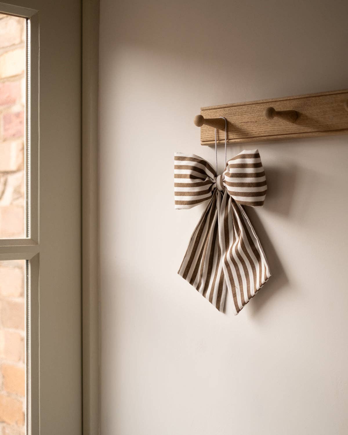 Hudson Home - Wholesale Decorative Tabletop Object - Brown Large Stripe Hanging Bow1