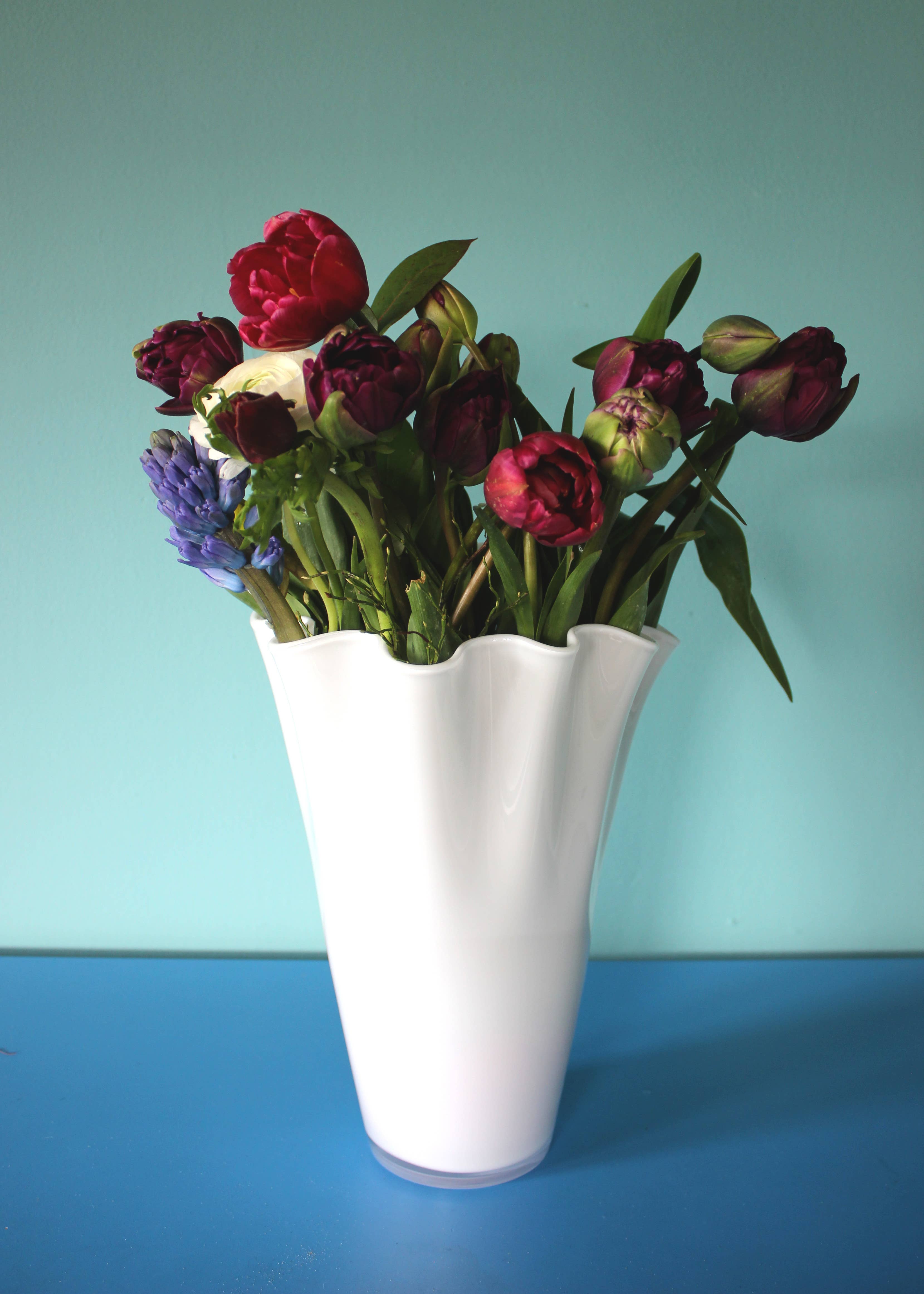 Signature Home Collection GmbH – Großhandel Vasen – Vase Glas gewellt weiß blickdicht Blumenvase Glasvase 11