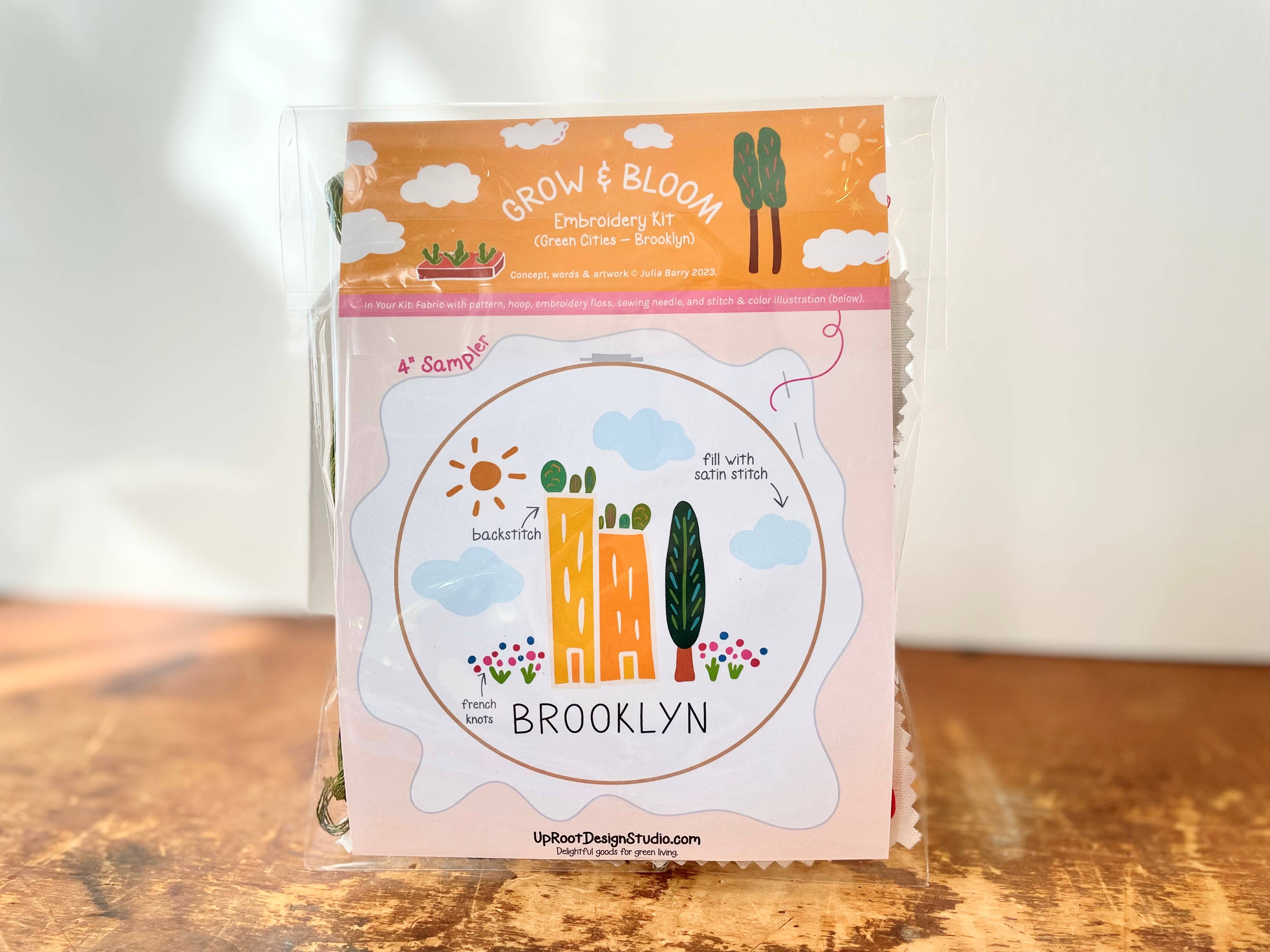 UpRoot Design Studio - Venta al por mayor Material para bordado/punto de cruz - Kit de bordado ecológico «Brooklyn-Green Cities» (Joyful Threads)2