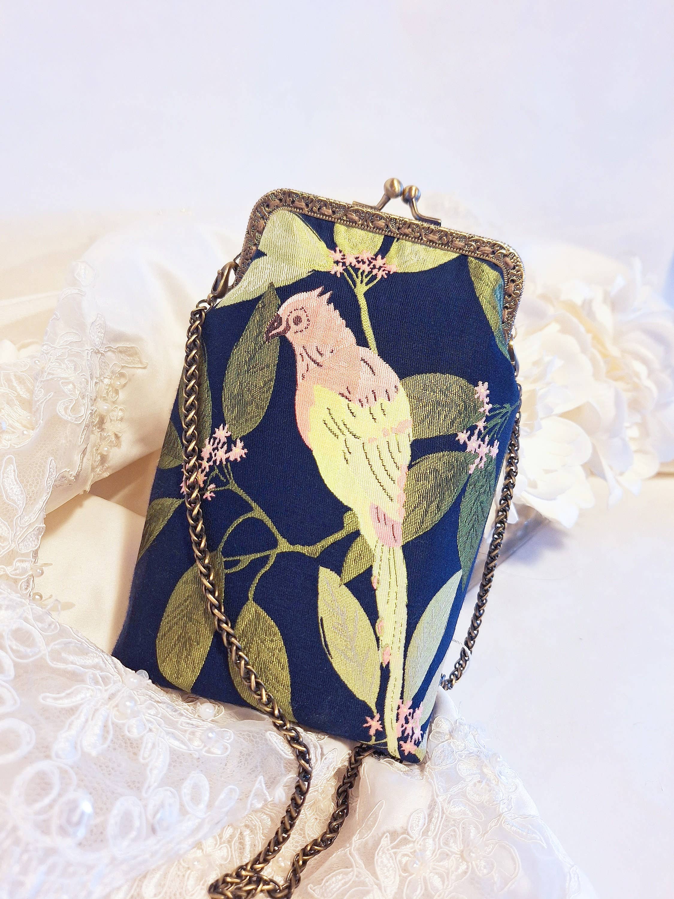 LeisTextileStudio - Vente Pochette – femme - Pochette de téléphone faite main avec fermoir baiser en tissu à fleurs et oiseaux5