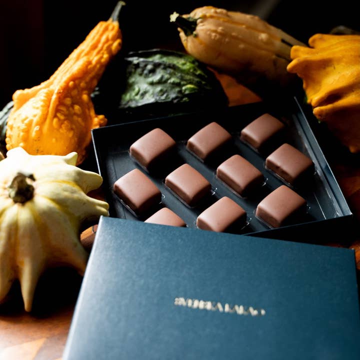 Scatola regalo di caramelle - Bonbon al cioccolato al latte con caramello alla liquirizia e ulteriori Risultati per uova di pasqua artigianali all'ingrosso. Resi gratuiti e termini di pagamento a 60 giorni su Faire in tendenza su Faire.