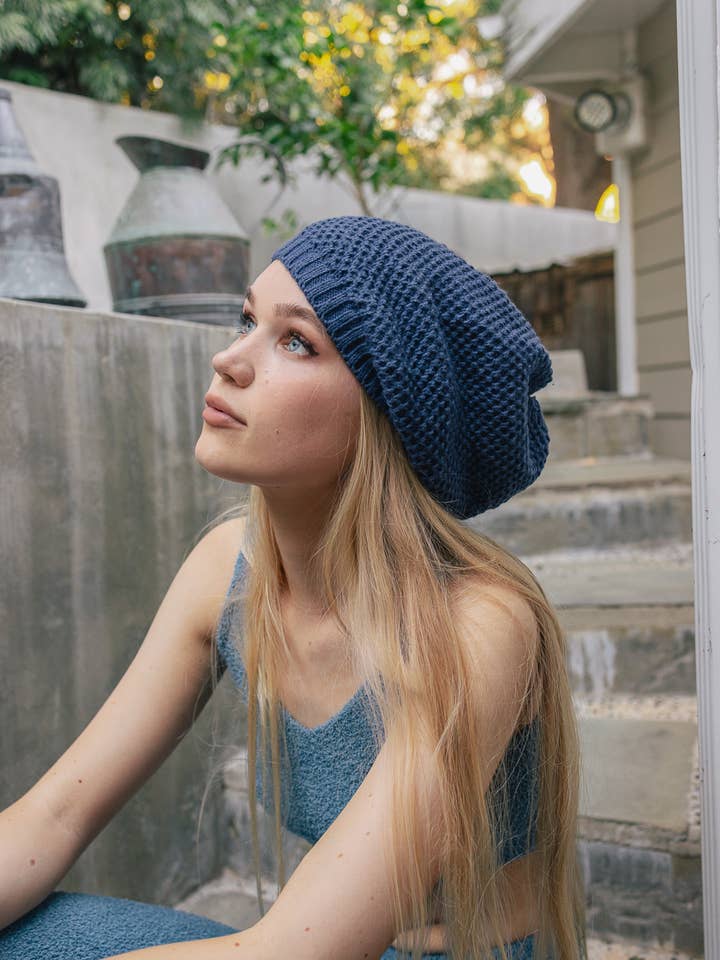 Hyggelig og blød wafflestrikket slouchy beanie – efterårskollektion for engroshandel hos Leto Accessories