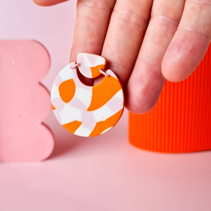 Mono - Vendita all'ingrosso Orecchini pendenti - Orecchini fatti a mano in argilla polimerica a forma organica arancione e rosa.17