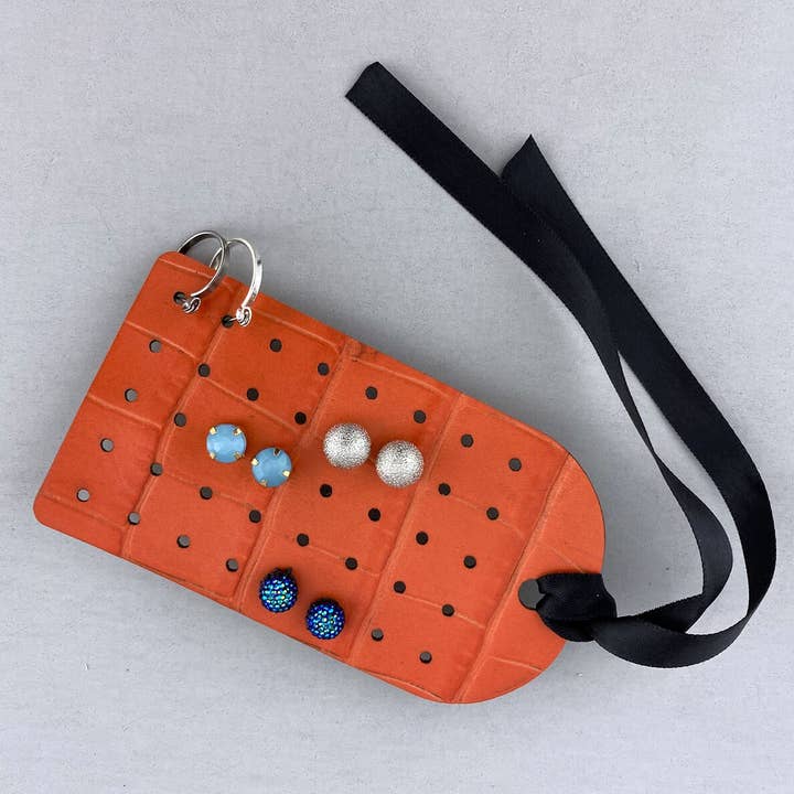 Porte-boucles d'oreilles en cuir récupéré pour la vente par Shop Intaglio
