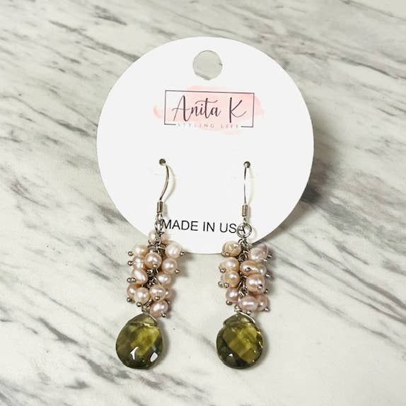 Anita K By Blushing Pink – Engroshandel Hængeøreringe og creoløreringe – Ferskvandsperleklynge med facetslebet dråbe på ørekrog3