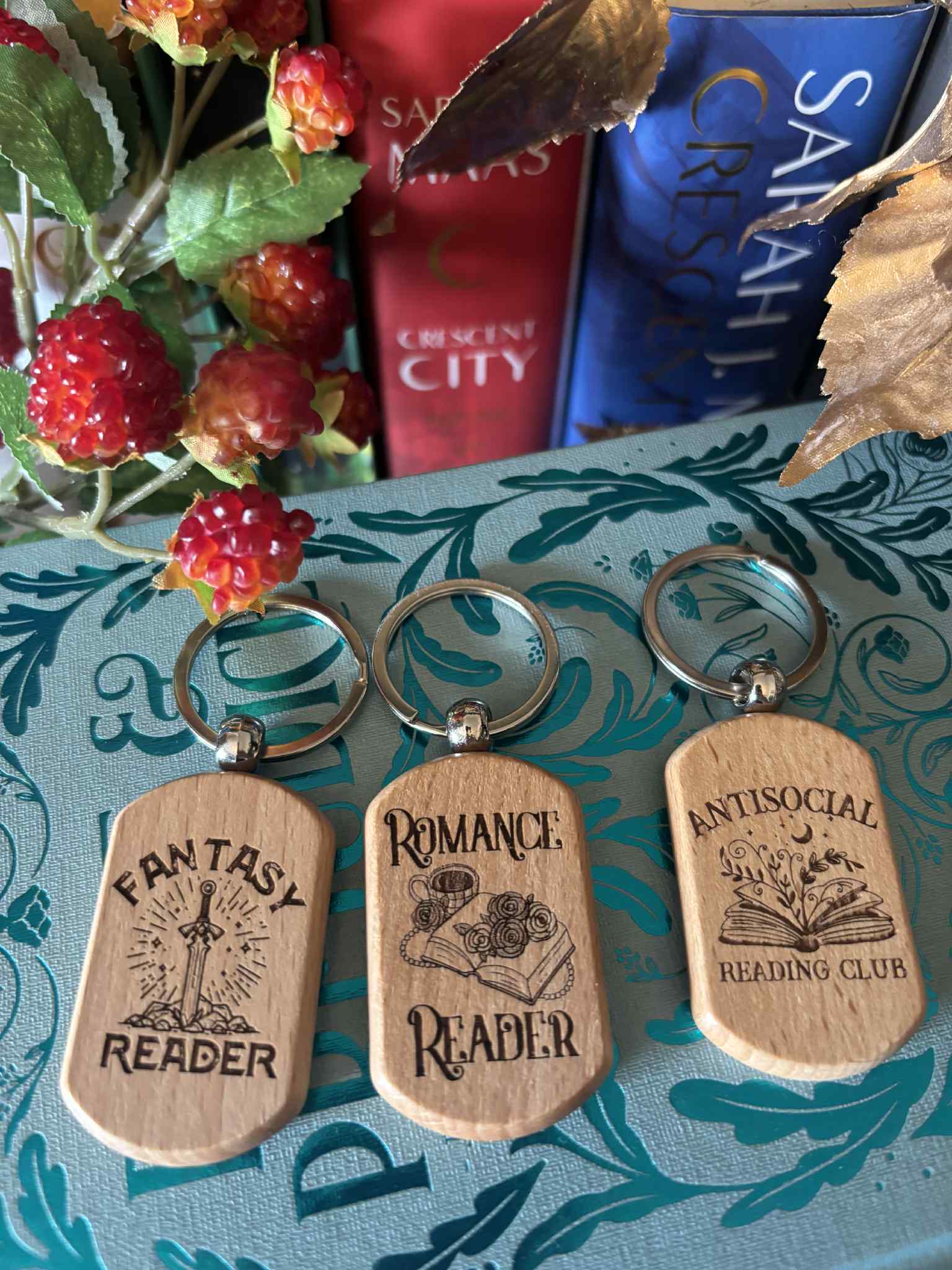 Cryptid Creations - Venta al por mayor Llavero - Unisex - Llavero temático de libro de madera grabado con láser2