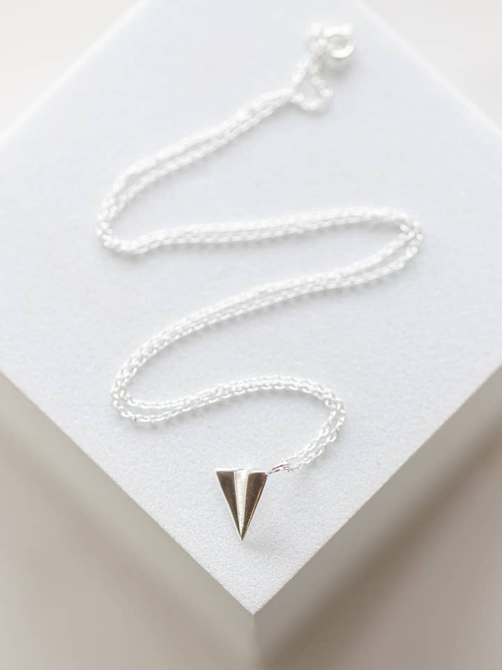 Collana "Aereo di Carta" per la vendita all'ingrosso da parte di Maven