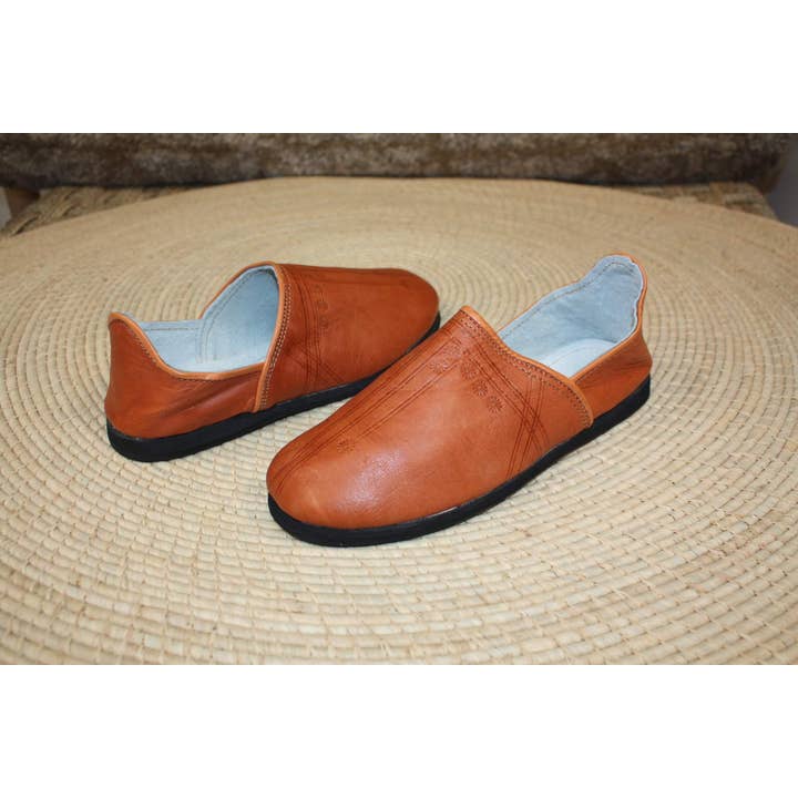 Boutique Huléti – Engroshandel Tøfler - Dame – Sutsko i kamellæder med gummisåler - foldbare hæle - "Reverse Stitch" syning - til mænd og kvinder, størrelser 40-463