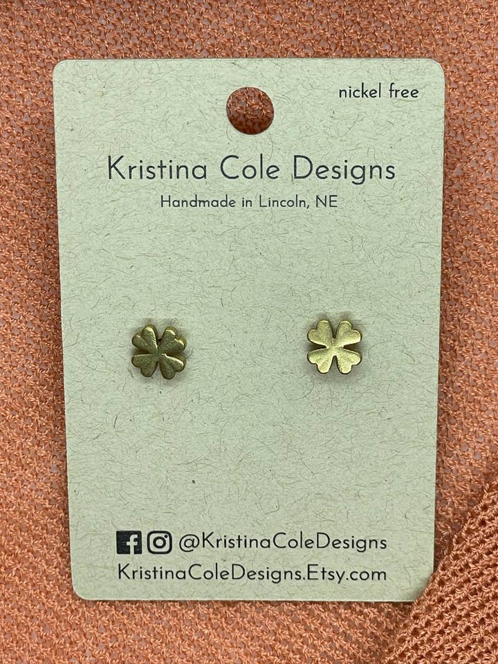 Gouden oorknopjes van klaver vier voor wholesale door Kristina Cole Designs
