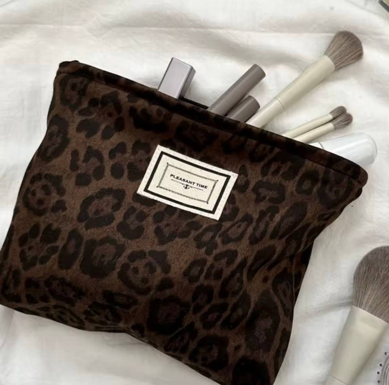 Mila Rose London – wholesale Make-up/cosmetic bag – Cosmetic Makeup Pouch Brown Leopard Print Christmas Gift2