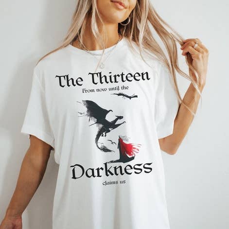 "De Tretton" Mörkret Kräver Oss T-shirt för wholesale av MagicMerchEmporium