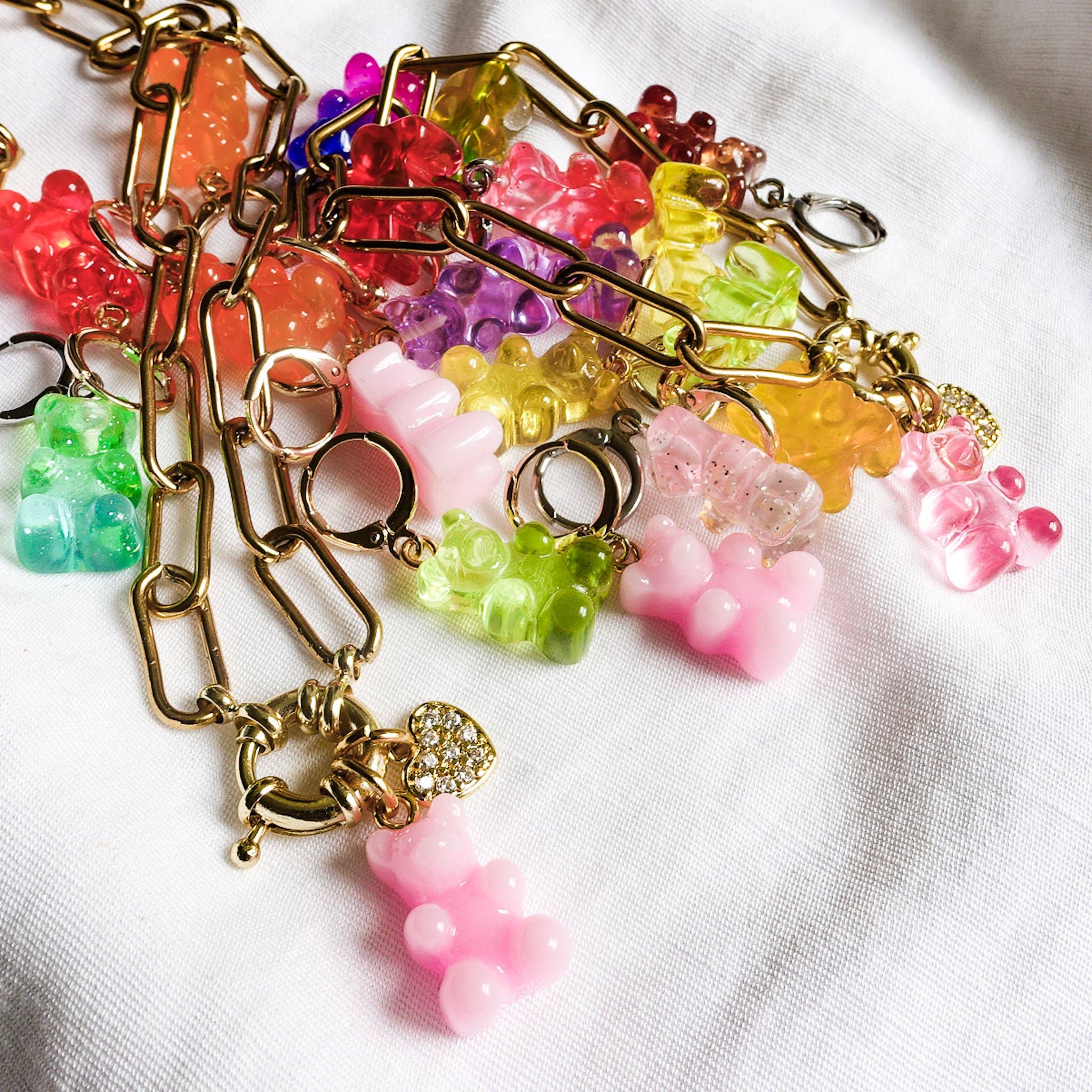 Daemon srls - Vendita all'ingrosso Orecchini a cerchietto - WINONA ~ HUGGIES ~ Orecchini huggies placcati oro con pendenti a orsetto gommoso10