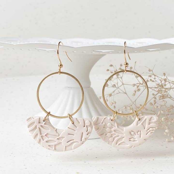 Agaveh girl - Vendita all'ingrosso Orecchini pendenti - Orecchini pendenti in argilla polimerica color sabbia Wynne9