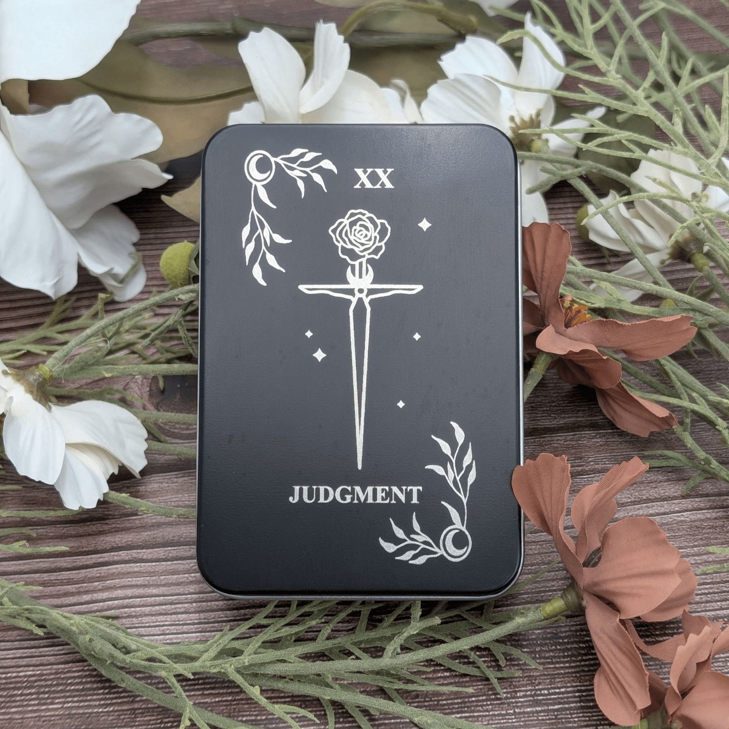 EBONWOOD - Vendita all'ingrosso Dadi - Scatola di Latta per Dadi Ispirata ai Tarocchi – Scegli tra 8 Design Incisi3