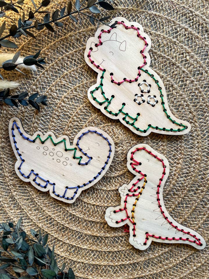 Broderibaser kun dinosaurer – Træ klar til at brodere for engroshandel hos Kneckes & Compagnie