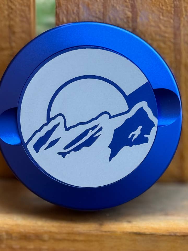 Zyn Nikotinpåse Burk | Snusburk | Graverad Colorado Flagga Berg och Sol | Aluminium Nikotinpåse Burk | Zyn Burk för wholesale av Redneckbougie Co