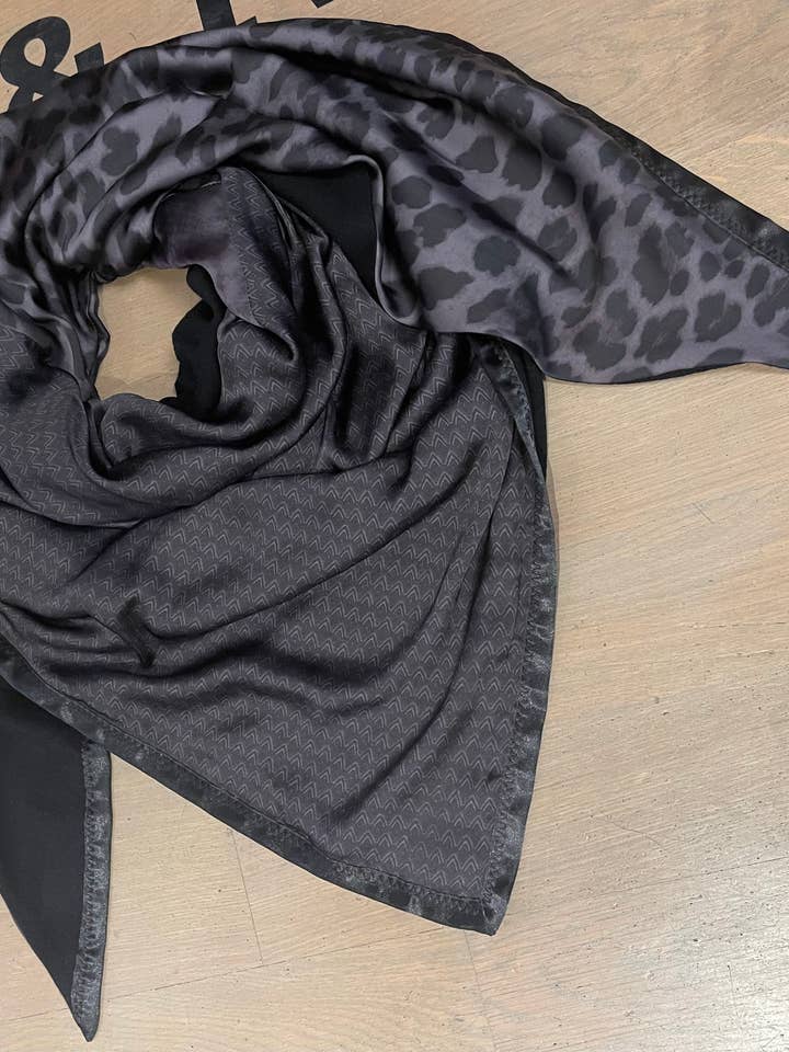 Sciarpa a triangolo Patchwork nera per la vendita all'ingrosso da parte di Ebony & Ivory