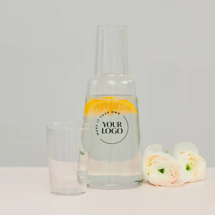 Weddingstar Inc. – Großhandel Karaffe – Wasserkaraffe und Glasset mit individuell graviertem Logo-Design am Bett