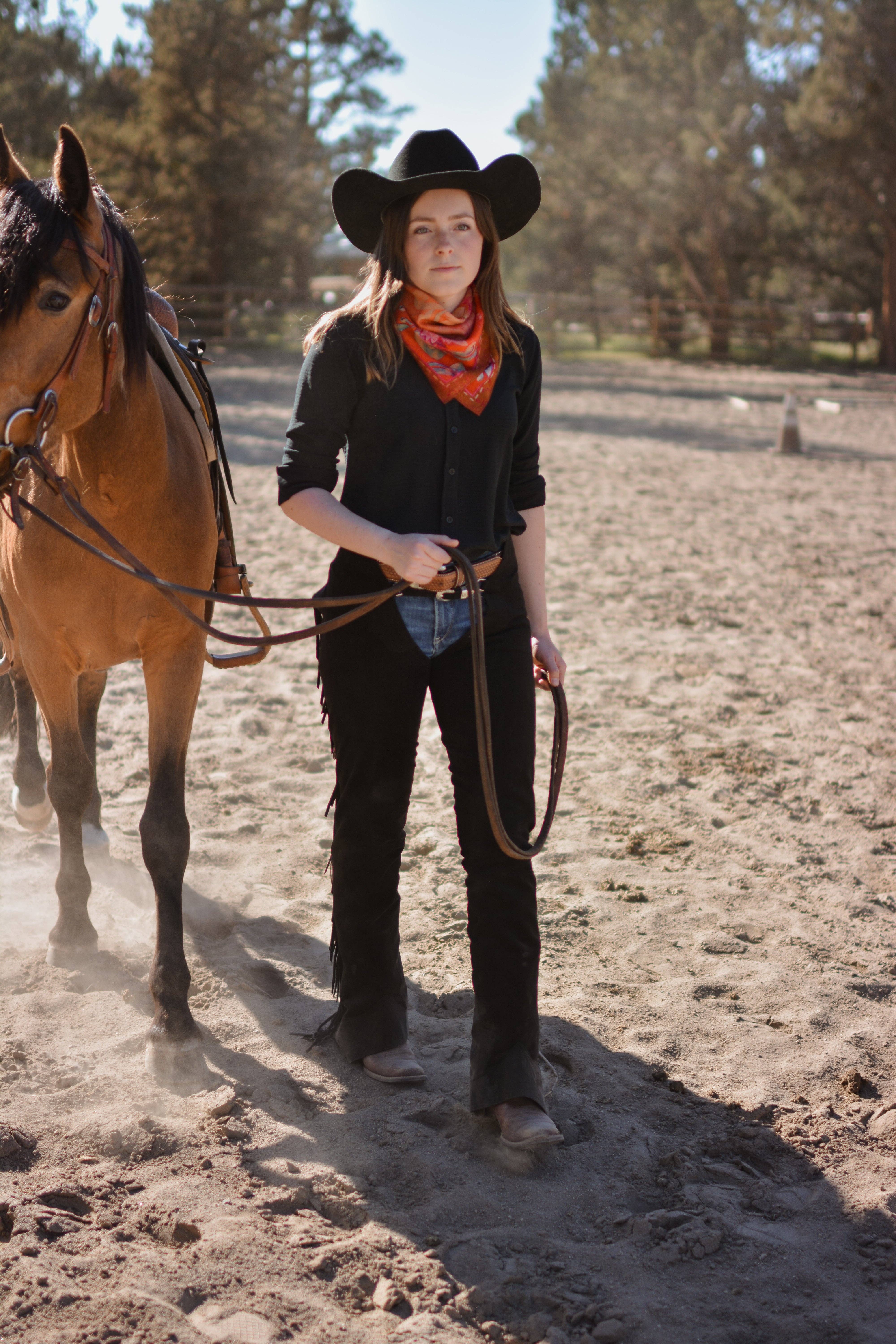 Tirzah Lane Art – wholesale Halsduk - Dam – Rost Rodeo Röd Blommig Silke Western Cowgirl Wild Rag Scarf2