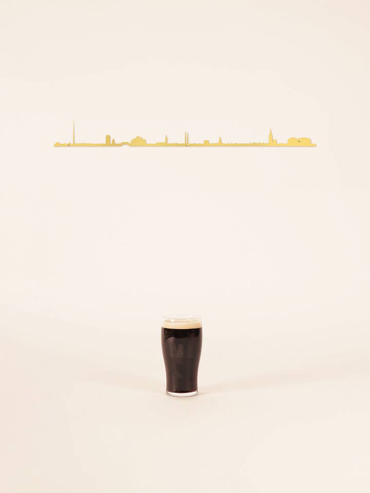 Väggdekoration - Dublins silhuett från Liberties - Guld (50 cm) för wholesale av The Line