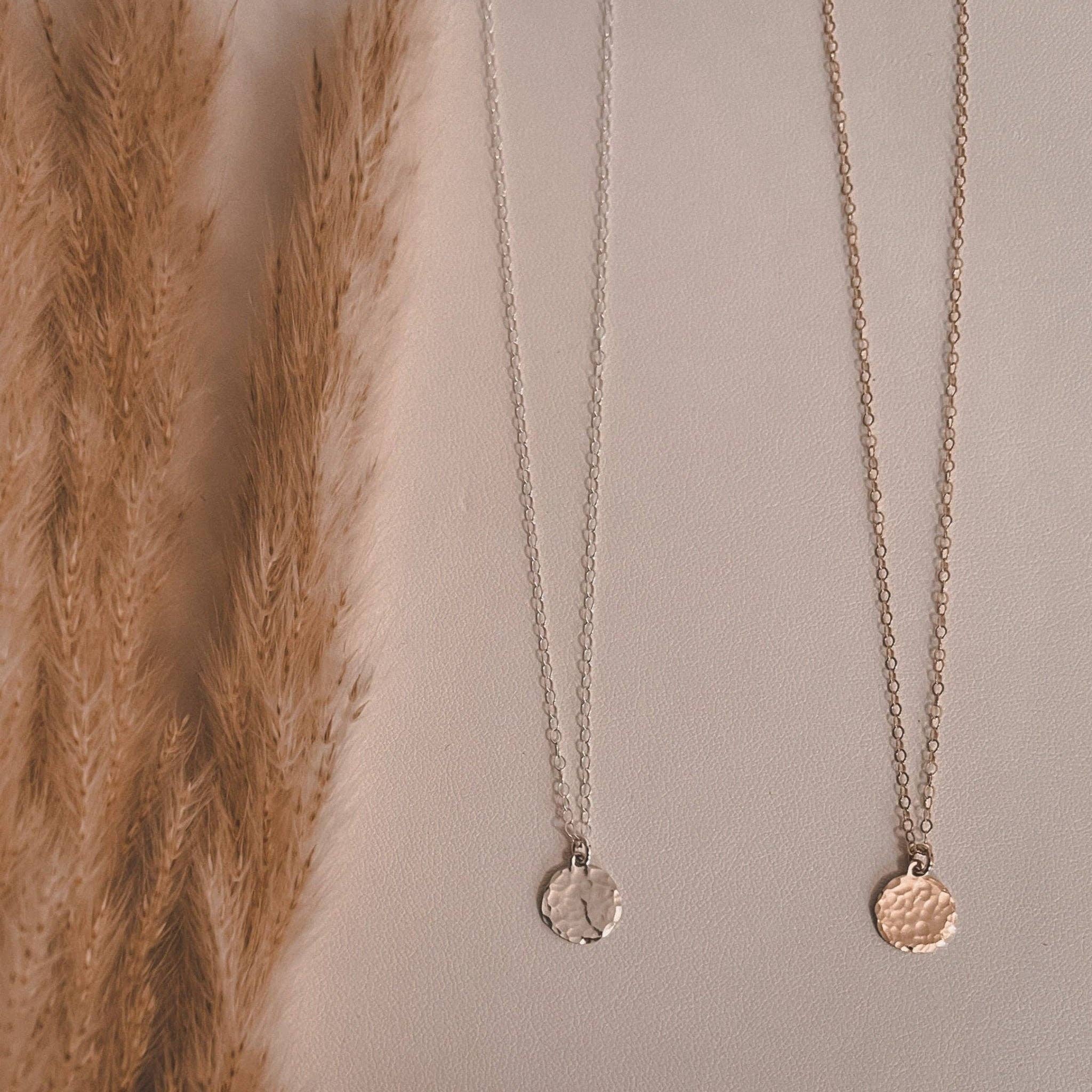 Sela+Sage – Engroshandel Halskæde med vedhæng – Hamret guldfyldt cirkel vedhæng halskæde2