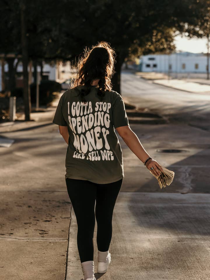 T-shirt graphique stylé pour la vente par Shop Karma Tees