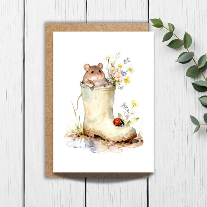 Souris dans une botte de pluie Carte florale Carte de vœux de printemps pour la vente par Designs by Michaela