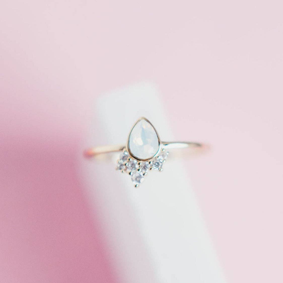 Chloe + Lois - Vendita all'ingrosso Anelli multipietra - Anello con goccia scintillante in opale bianco CZ1