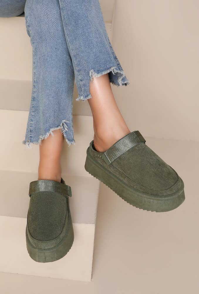 Joia Paris – wholesale Clogs – Women's – Fur-lined wedge clog with adjustable straps RU-174