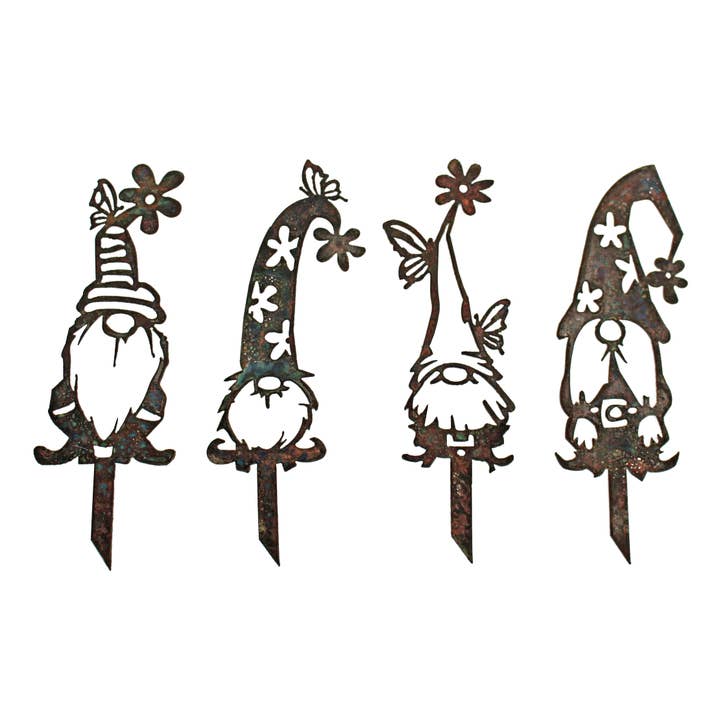 Sæt med 4 lunefuld rustik gnome indendørs og udendørs indretning for engroshandel hos Rustic Metalz