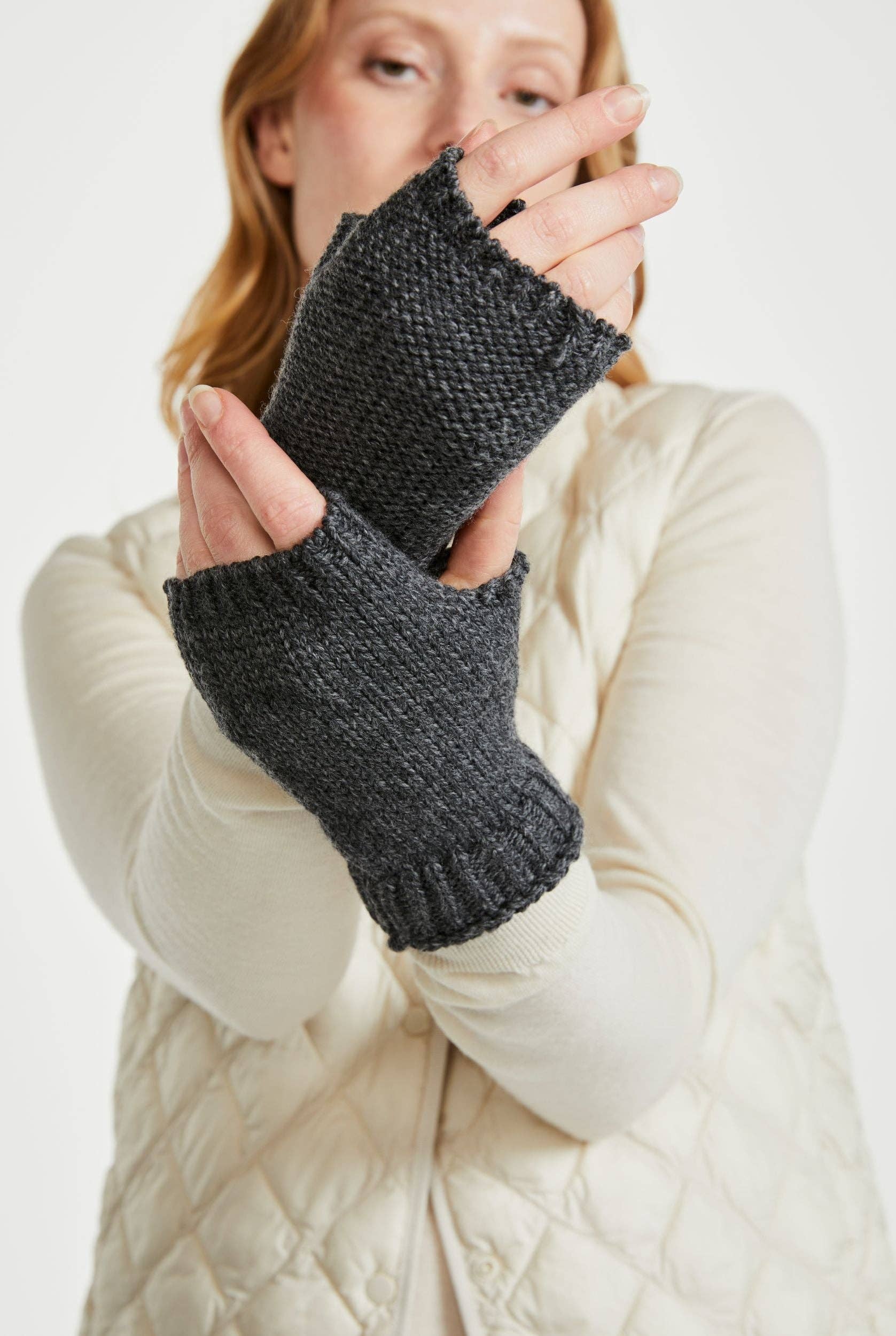 Aran Woollen Mills – wholesale Vantar - Dam – Kilmeena Aran handledsvärmare utan fingrar – grå1