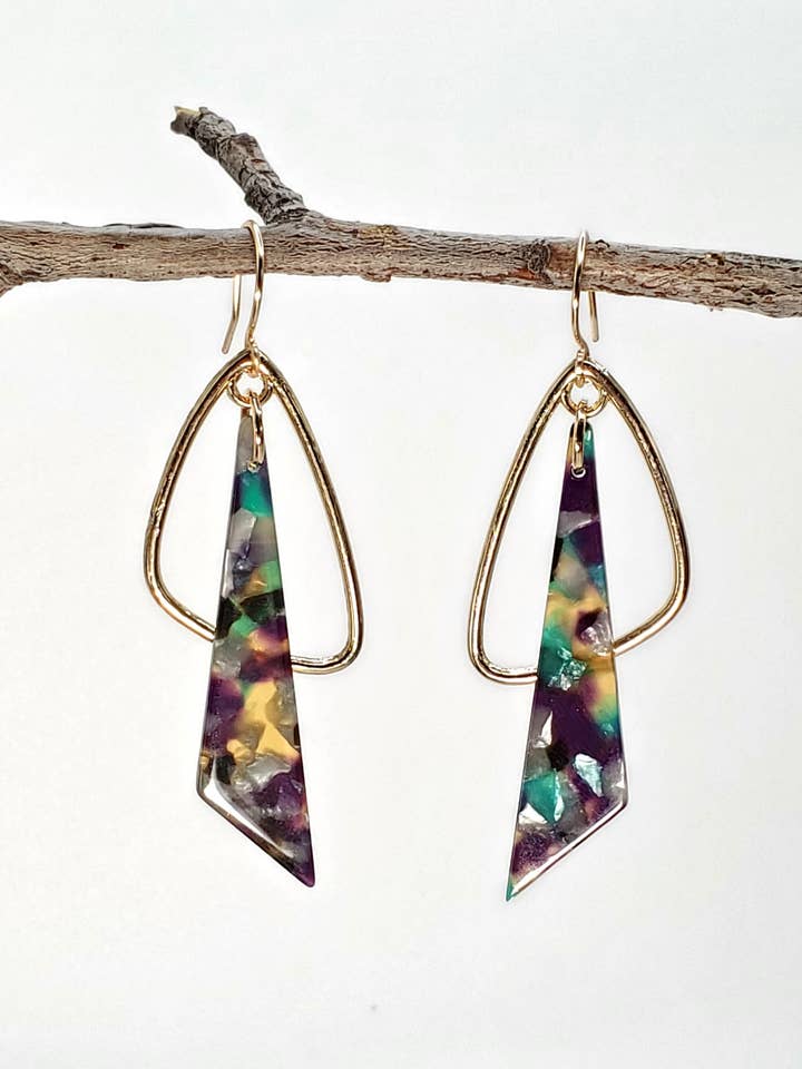 Brincos Duo Triângulo em Resina & Ouro, Célia por atacado de Jezabel Adornment
