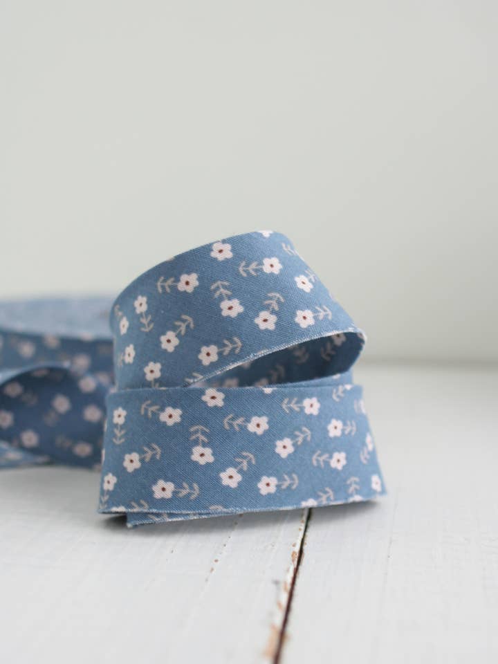 2,5" snedremsa för quiltning – Stugblått blommigt sybehör för wholesale av Bessie Pearl Binding Co
