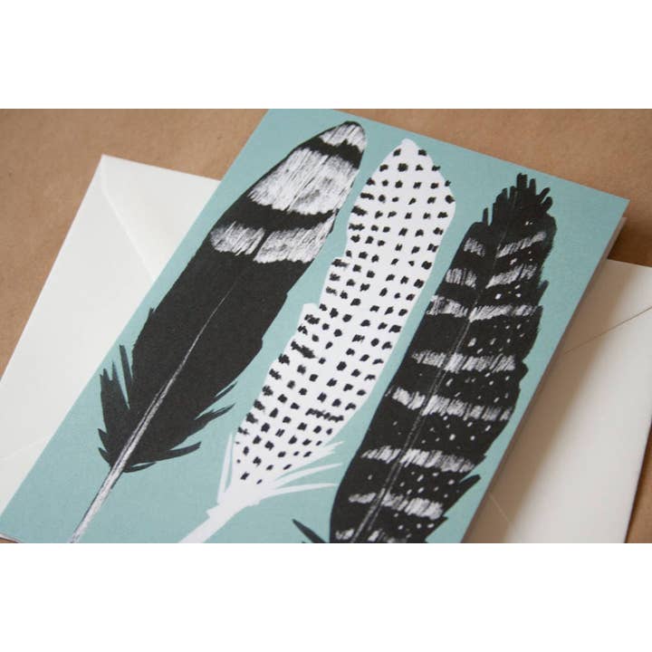 Biglietto di auguri con piume in blu per la vendita all'ingrosso da parte di Papaya Paper Products