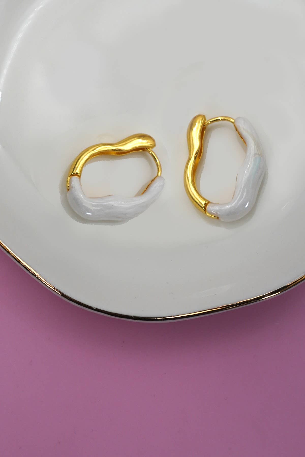 JOSSLYN by wall to wall - Wholesale Hoop Earrings - GEOMETRIC OVAL SHAPE EPOXY EDGE HOOP EARRING | 40E4254