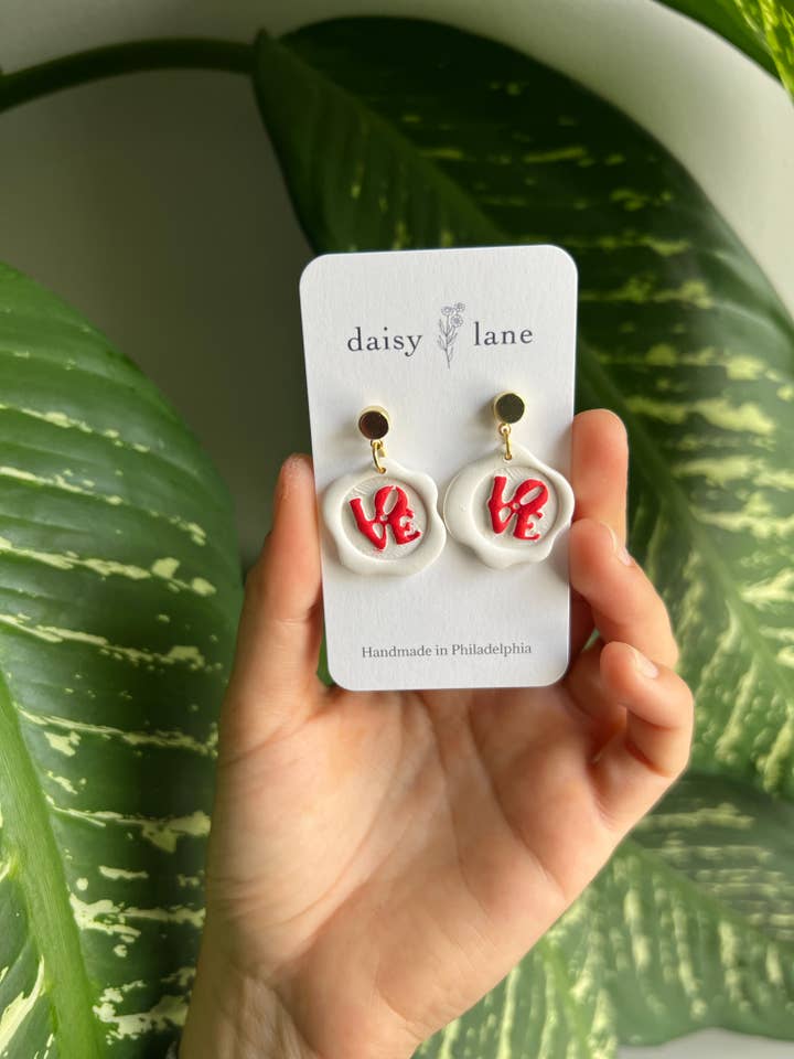 Philly LOVE se balance avec un poteau doré pour la vente par Daisy Lane Studio