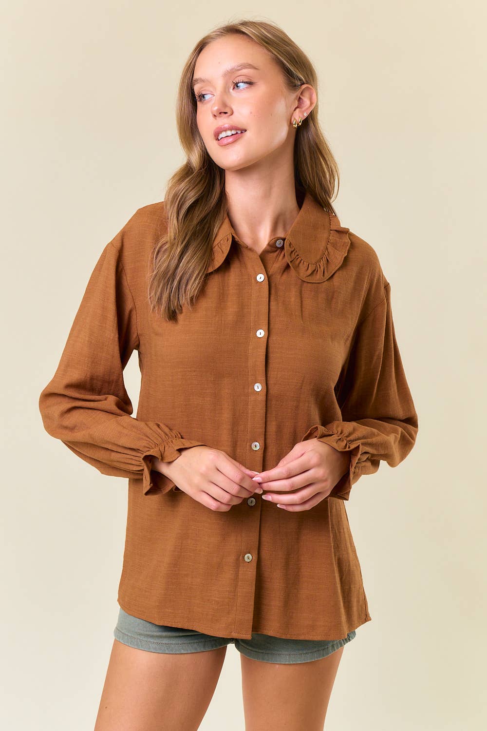 Doe and Rae – Großhandel Hemd mit Button-down-Kragen – Damen – Oversize-Bluse mit Rüschenkragen und tiefem Schulterausschnitt - 44661T1