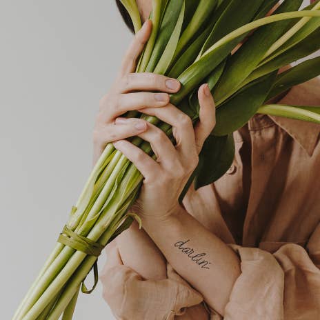 Tatuaggio Temporaneo Calligrafia Darlin' | Tatuaggio per Pelle e Cappello per la vendita all'ingrosso da parte di Words for a Season