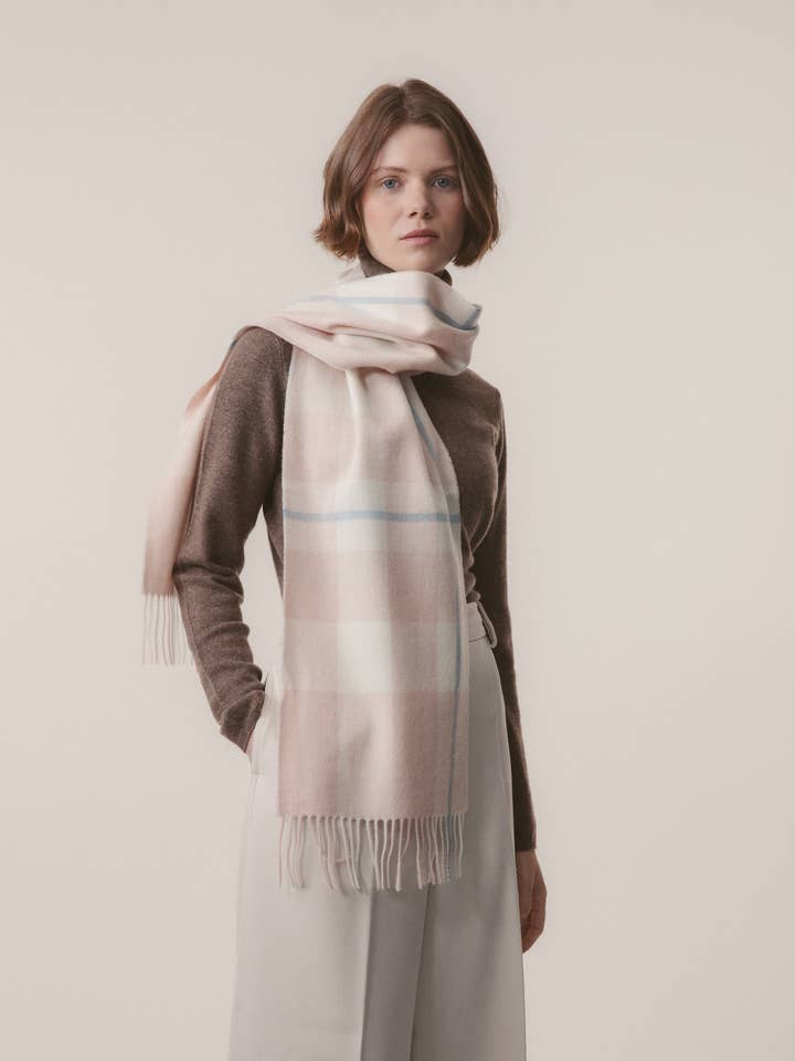 Halsduk i lammull med rutmönster i champagnerosa för wholesale av Kiltane