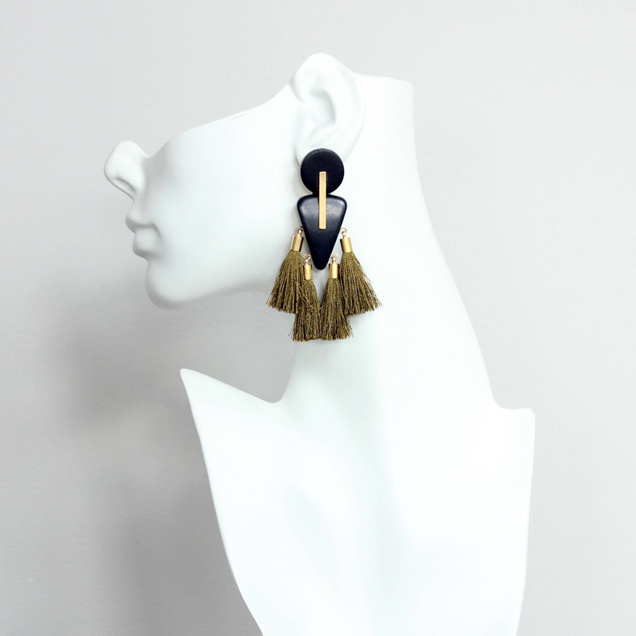 David Aubrey Jewelry – Großhandel Quasten-Ohrring – CHRE84 Ohrringe mit Quasten aus schwarzem Holz, Messing und dunklem Senf1