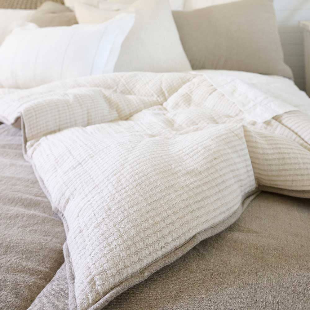 Naturlinne m' vändbar natur/vit nålrand Marina Vändbar Kviltad Sängöverkast - Naturlig med Naturlig Rand för wholesale på Faire7