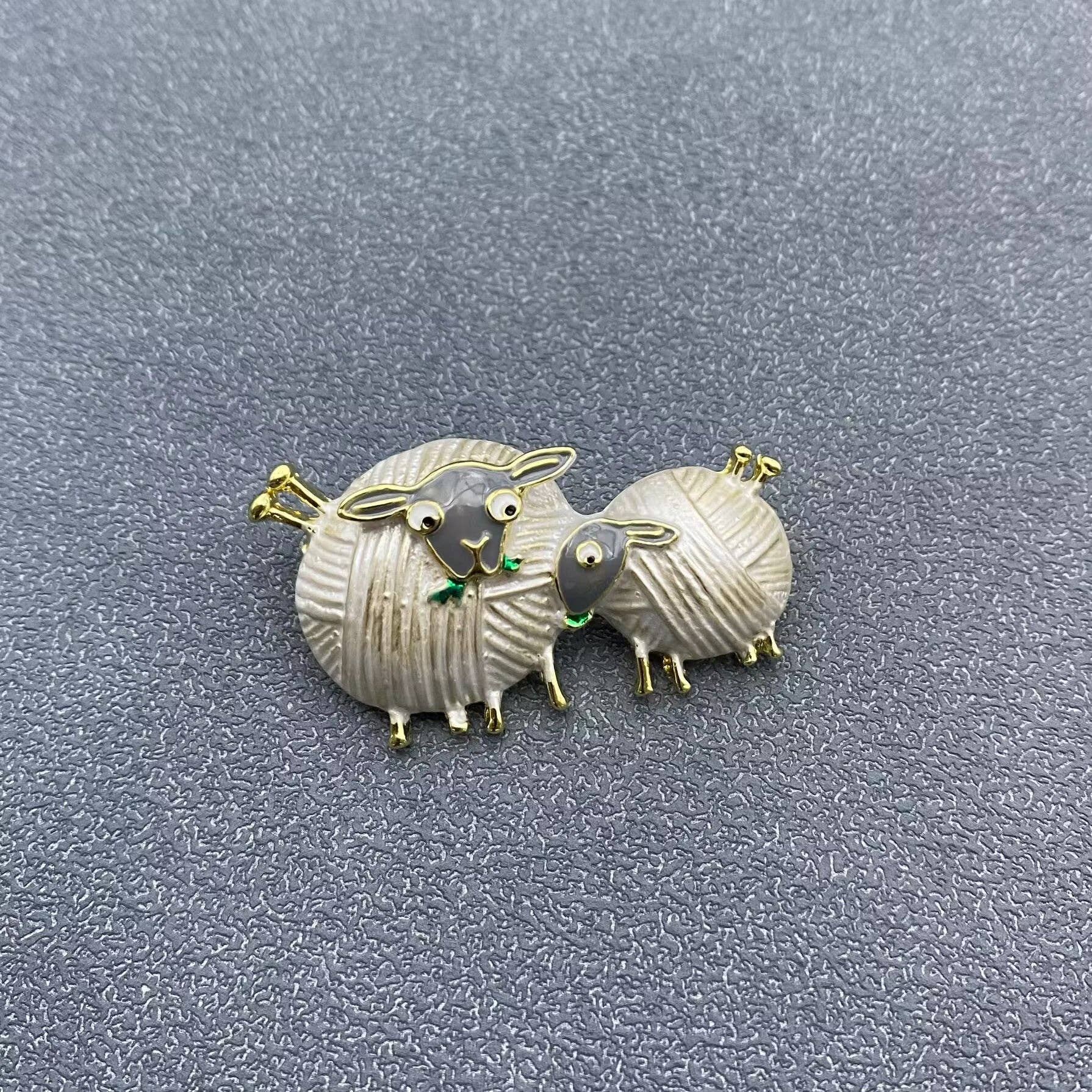 Mio Queena - Vente Broches - Broche Mouton en Émail0